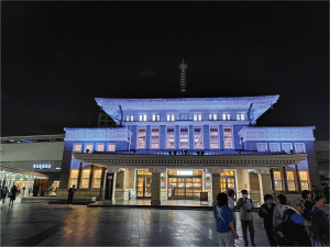ブルーライトアップされた旧JR奈良駅駅舎